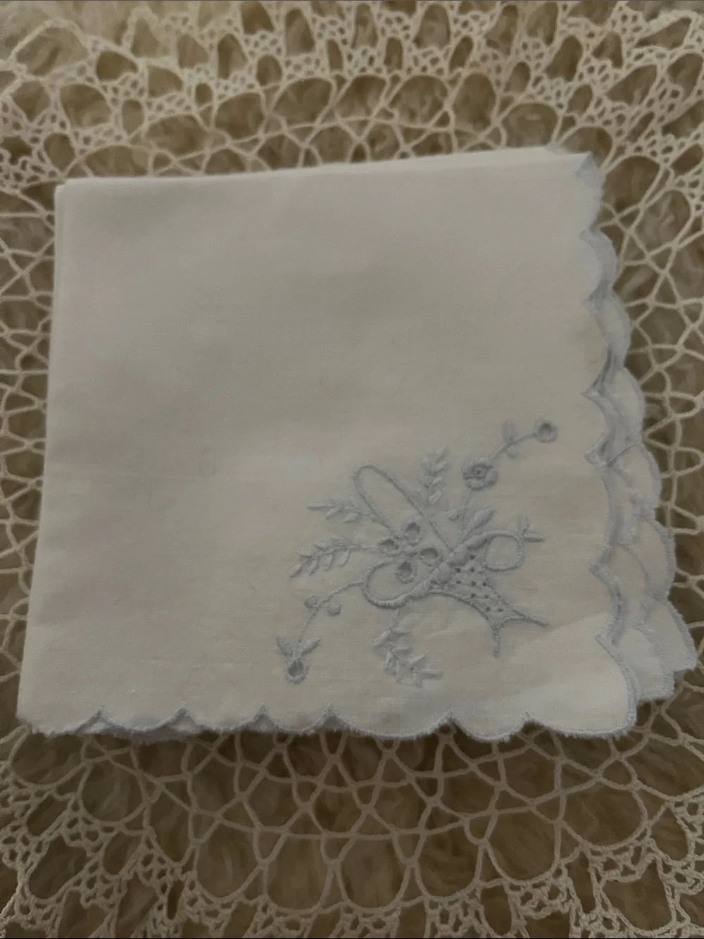 Embroidered White Cotton table napkins with Scalloped Edge